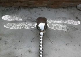 不锈钢镂空蜻蜓雕塑