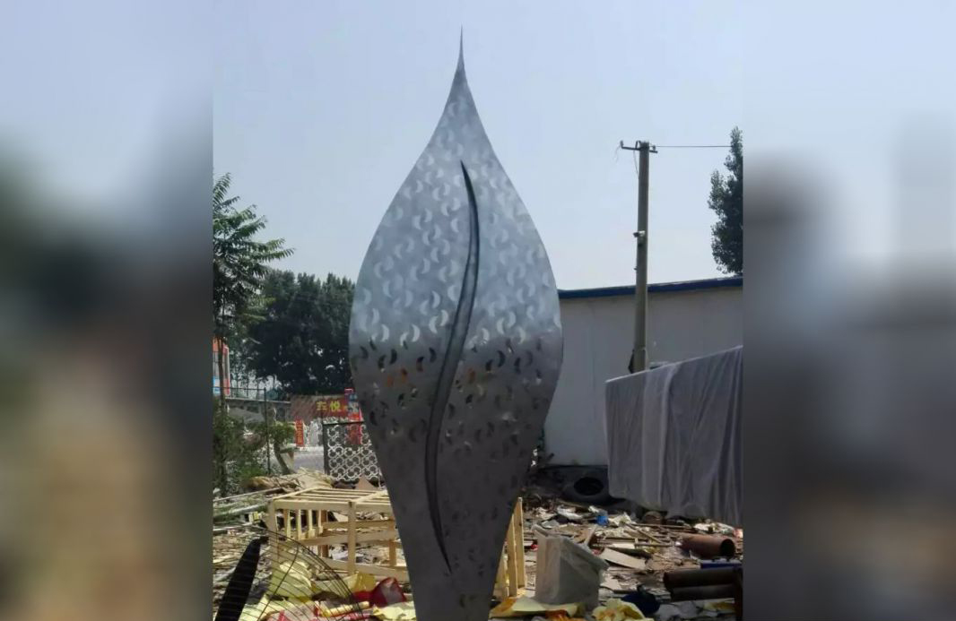 不锈钢棱形广场景观雕塑图片
