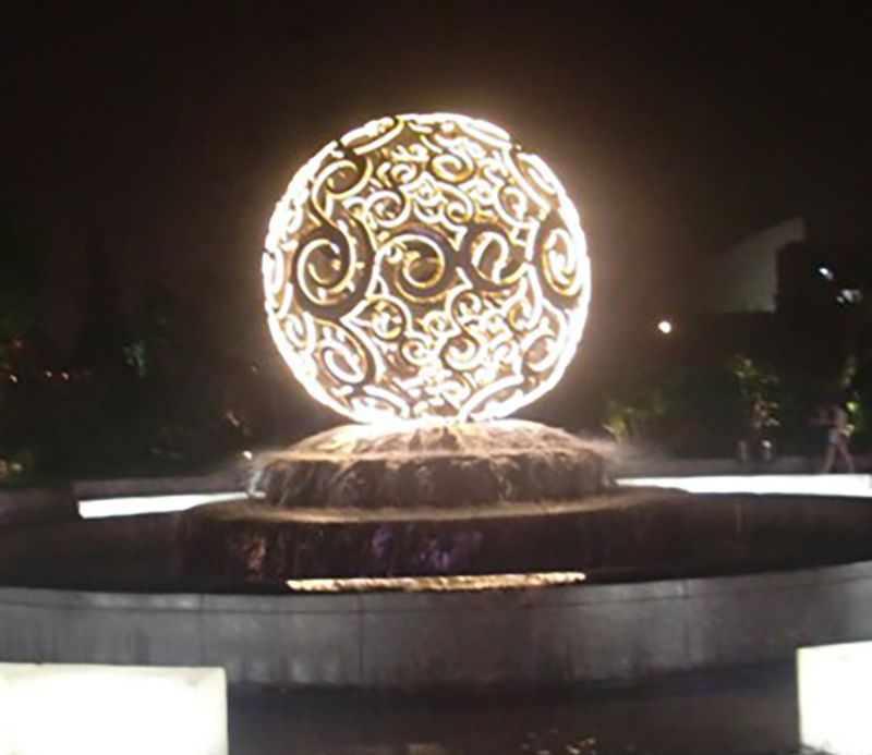 不锈钢镂空夜景雕塑图片