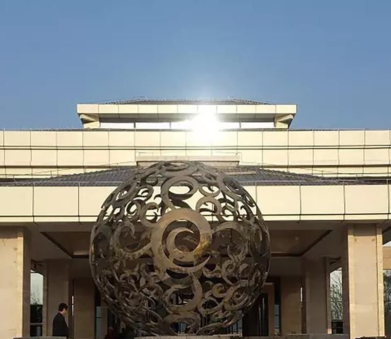 广场不锈钢镂空雕塑图片