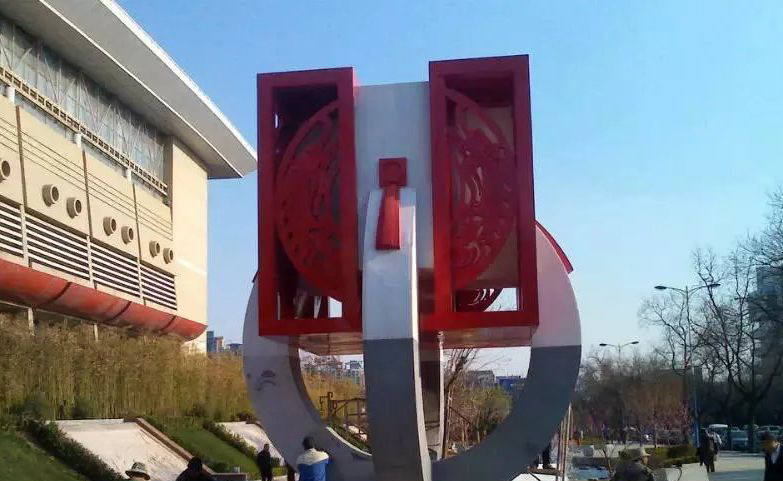 广场不锈钢圆环雕塑图片