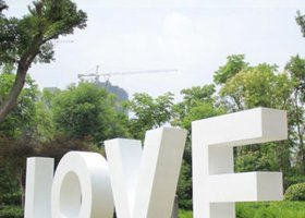不锈钢爱意字母雕塑