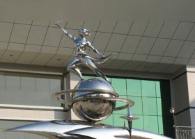 不锈钢海豚之球雕塑