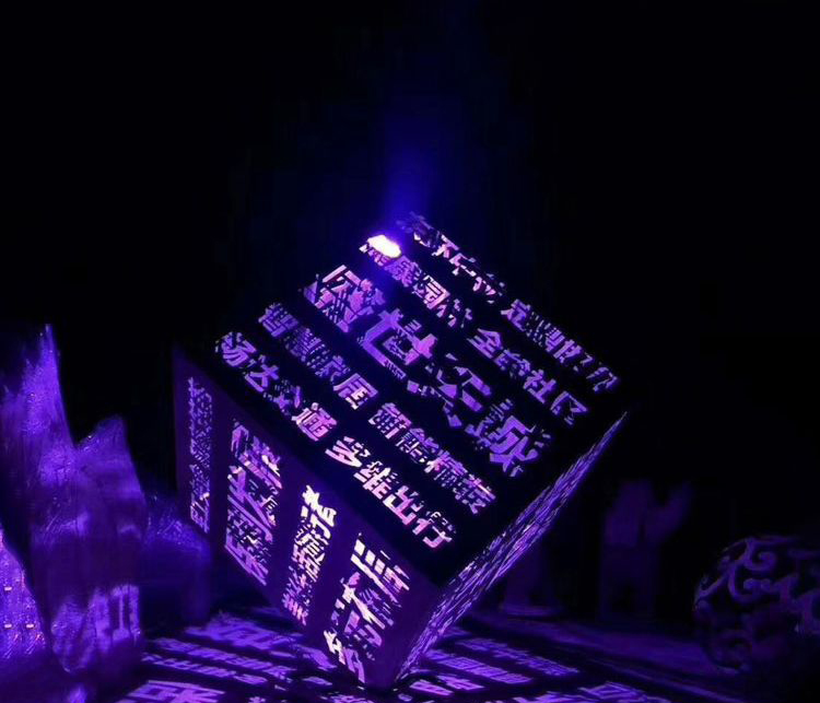 发光不锈钢镂空字体艺术雕塑图片