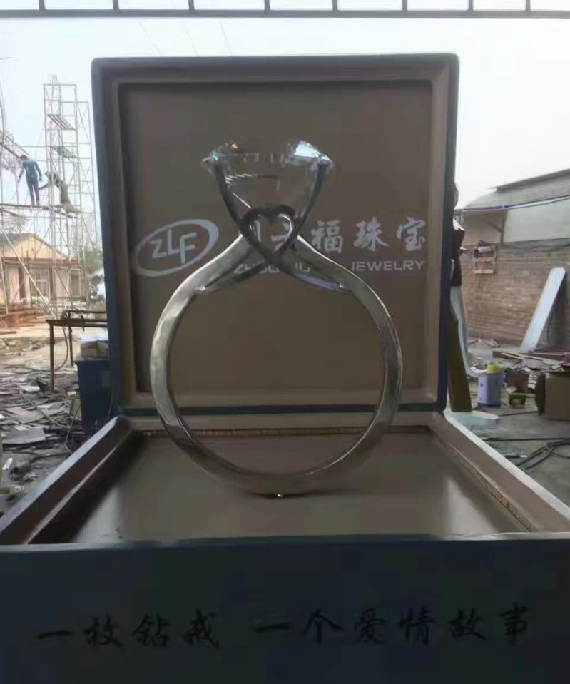 公园不锈钢钻戒雕塑图片