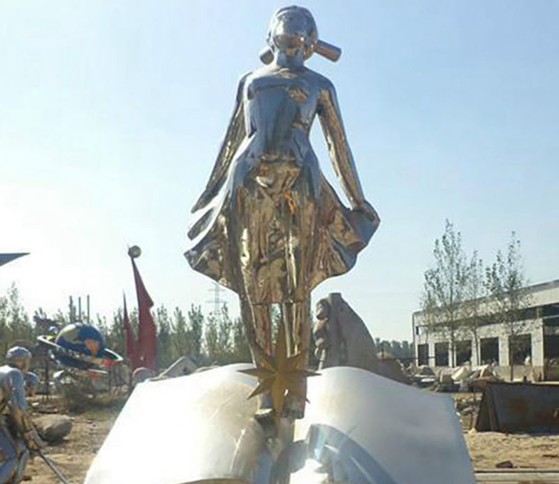 广场不锈钢镜面美女人物雕塑图片