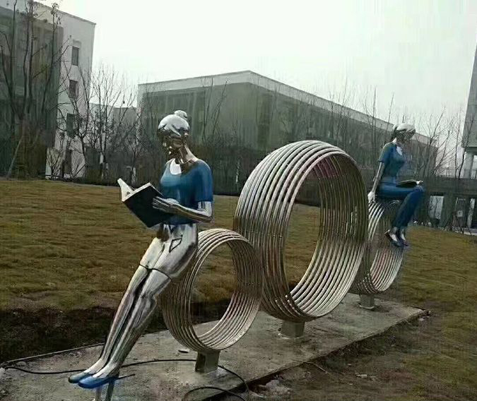 广场不锈钢圆环看书女孩雕塑图片