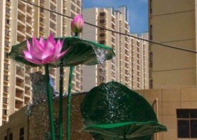 小区不锈钢彩色莲花和莲叶景观雕塑