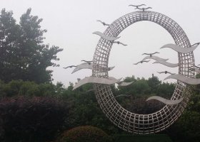 公园不锈钢海鸥和圆环雕塑