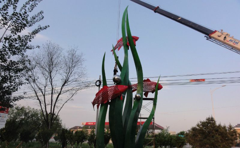 公园不锈钢鲤鱼和海草雕塑图片