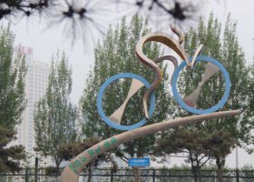 公园不锈钢骑单车人物雕塑