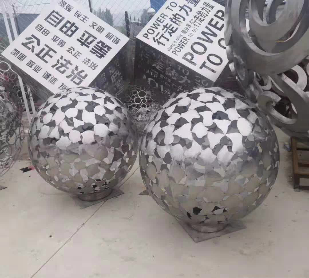 广场不锈钢镂空球雕塑图片