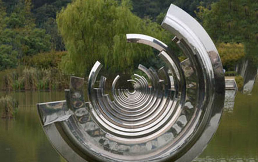 不锈钢半圆字母景观雕塑图片