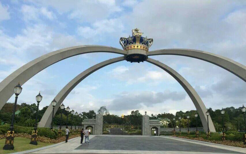 不锈钢皇冠公园景观雕塑图片