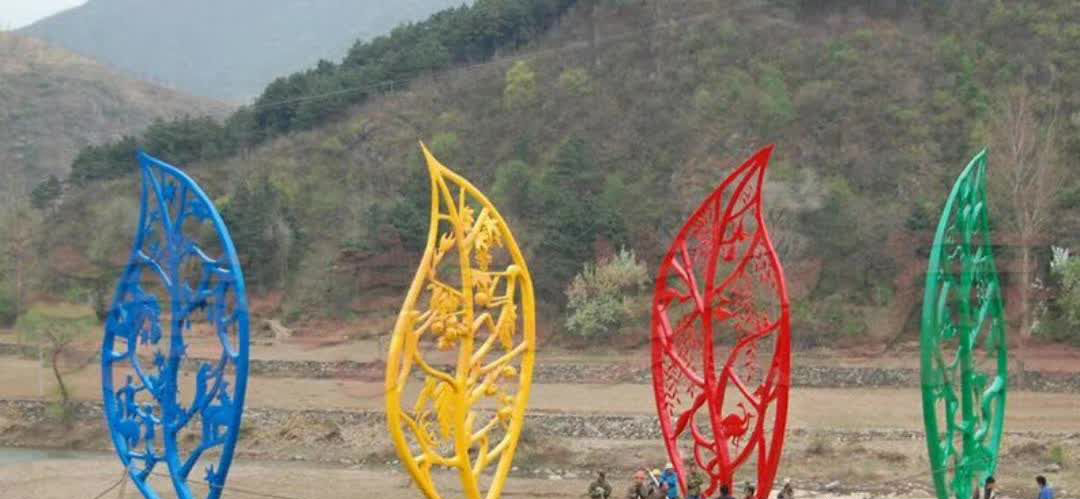 不锈钢景区镂空树叶雕塑图片