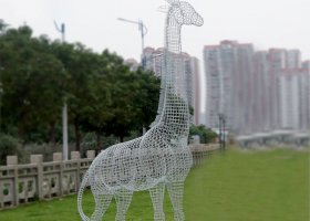 不锈钢镂空长颈鹿雕塑