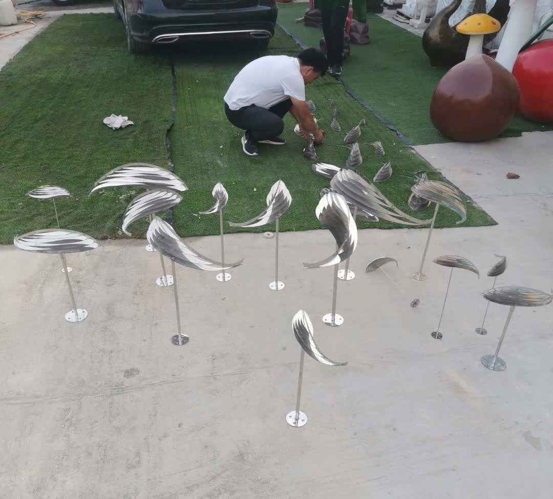 不锈钢庭院鱼群雕塑图片