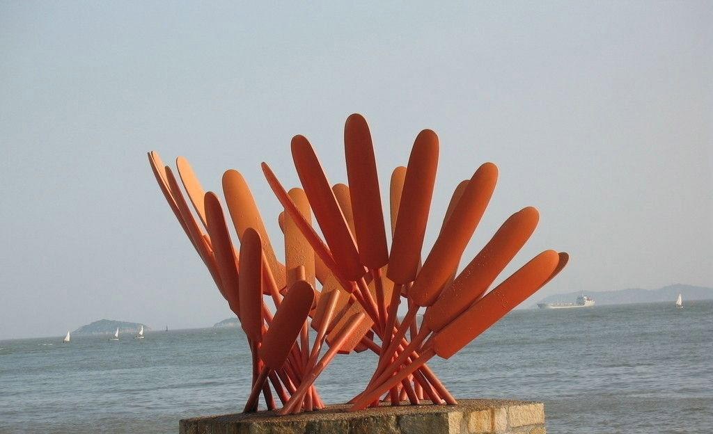 海边不锈钢抽象船桨雕塑图片