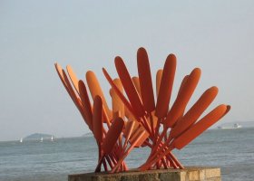 海边不锈钢抽象船桨雕塑