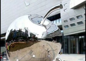不锈钢镜面苹果和蚂蚁步行街景观雕塑