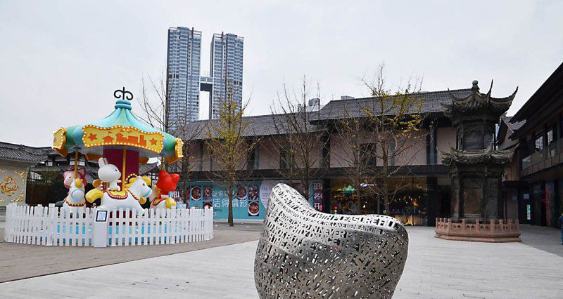 不锈钢交织镂空街边雕塑图片