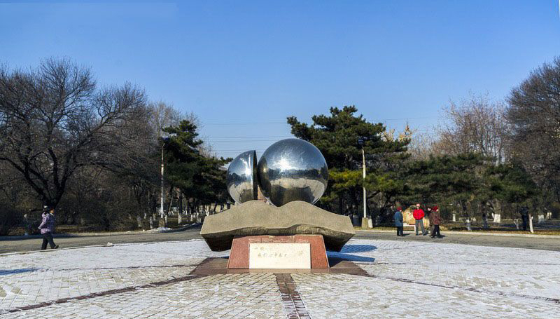 公园不锈钢球雕塑图片