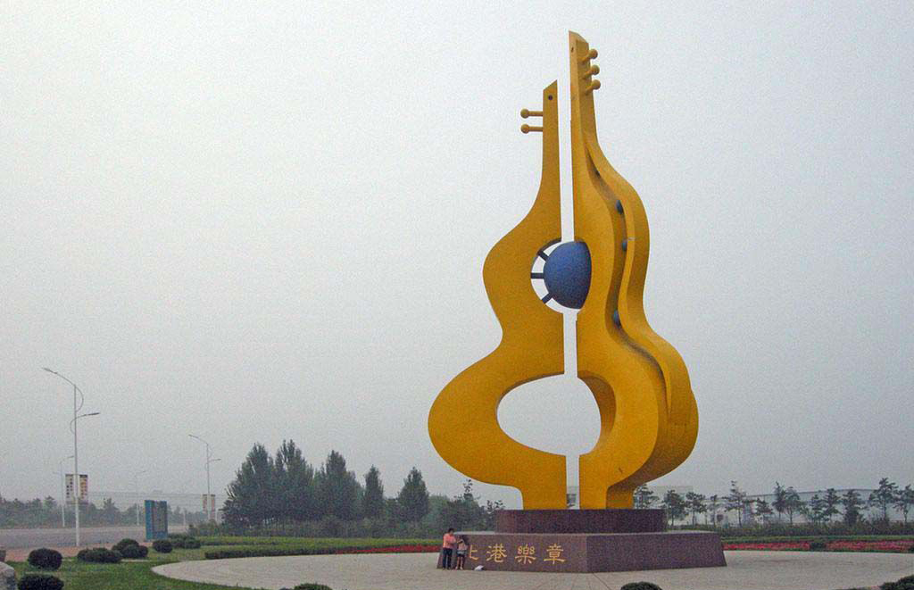 广场不锈钢抽象葫芦琵琶雕塑图片