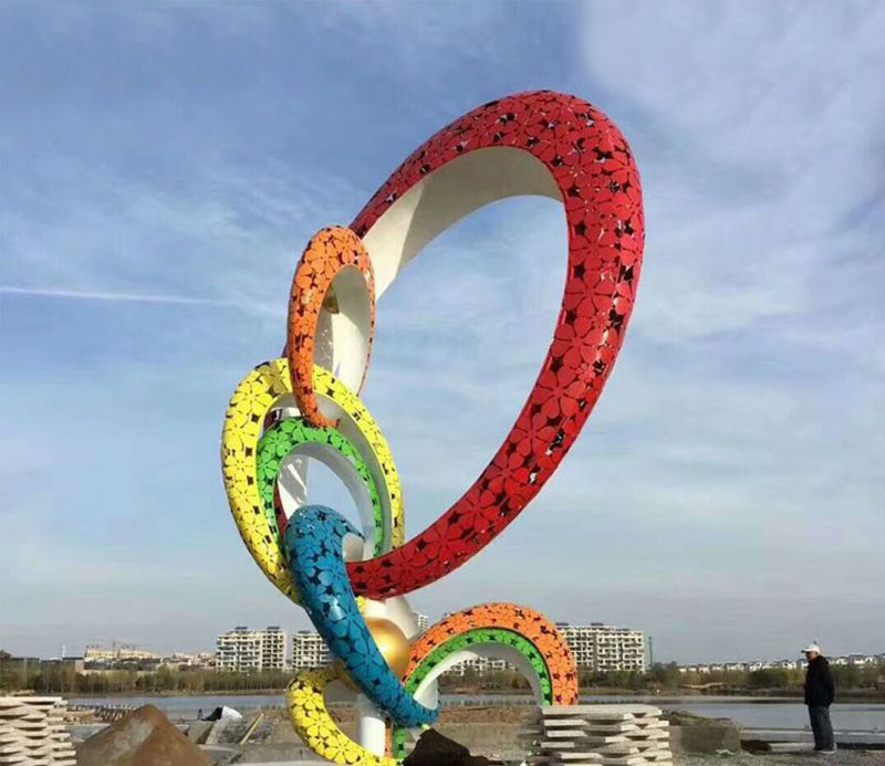不锈钢彩色相接环雕塑 图片