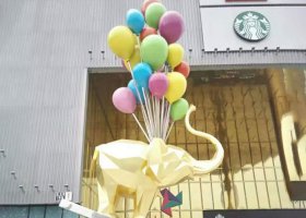 不锈钢踩球的小象雕塑