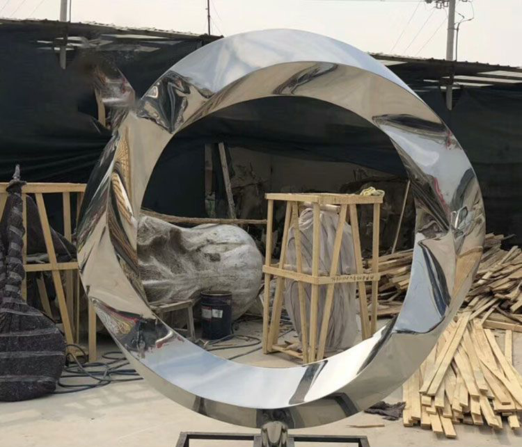 不锈钢抽象镜面圆环雕塑图片