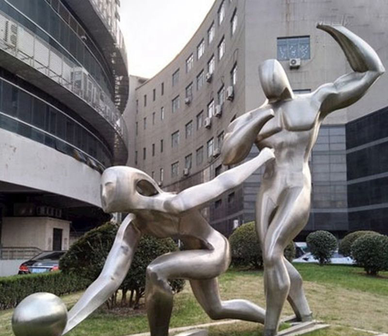 不锈钢抽象踢球雕塑图片