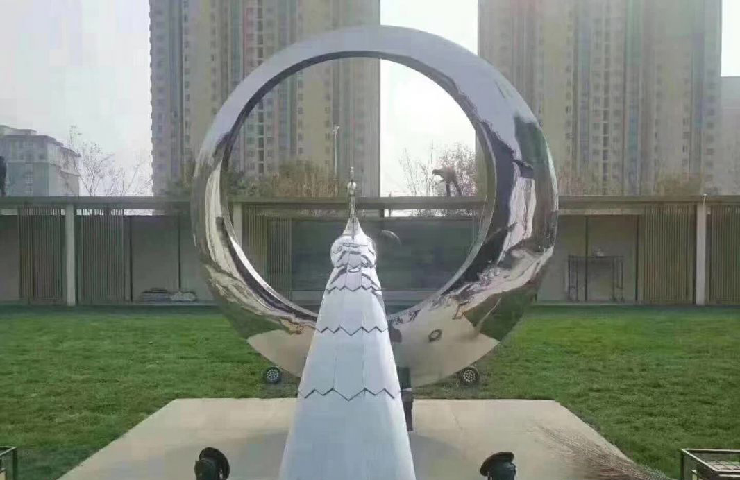 不锈钢孔雀圆环雕塑图片