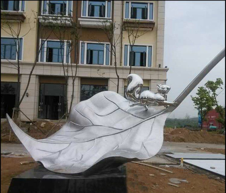 不锈钢树叶和松鼠雕塑图片