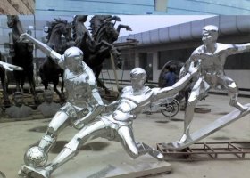 公园不锈钢踢足球玩滑板的人物雕塑