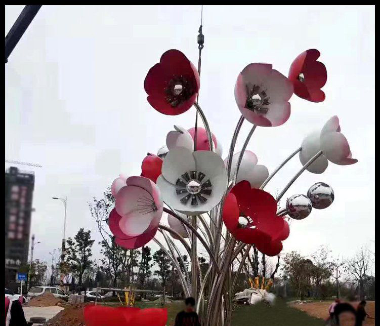 不锈钢效果桃花雕塑图片