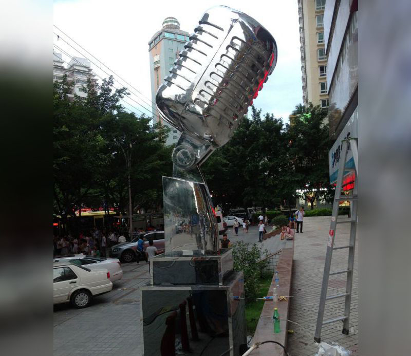 不锈钢麦克风雕塑图片