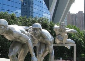 公园不锈钢滑冰和跨栏人物雕塑