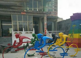 广场不锈钢单车人物雕塑