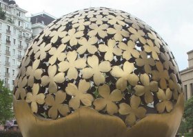 广场金色不锈钢镂空球雕塑