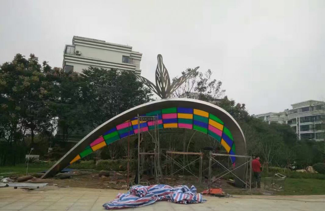 不锈钢彩虹门装饰雕塑图片