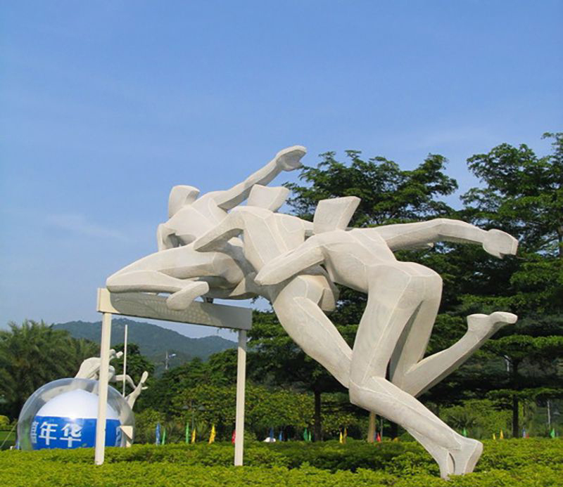 不锈钢创意跨栏雕塑图片
