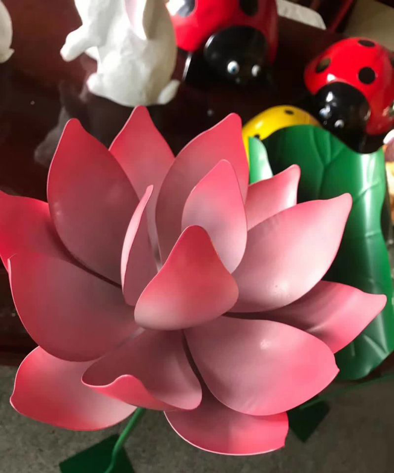 不锈钢仿真荷花雕塑图片