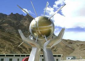 不锈钢手托太阳公园景观雕塑