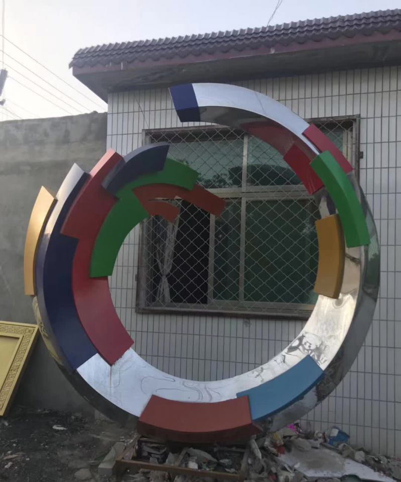 彩色不锈钢抽象圆环雕塑图片