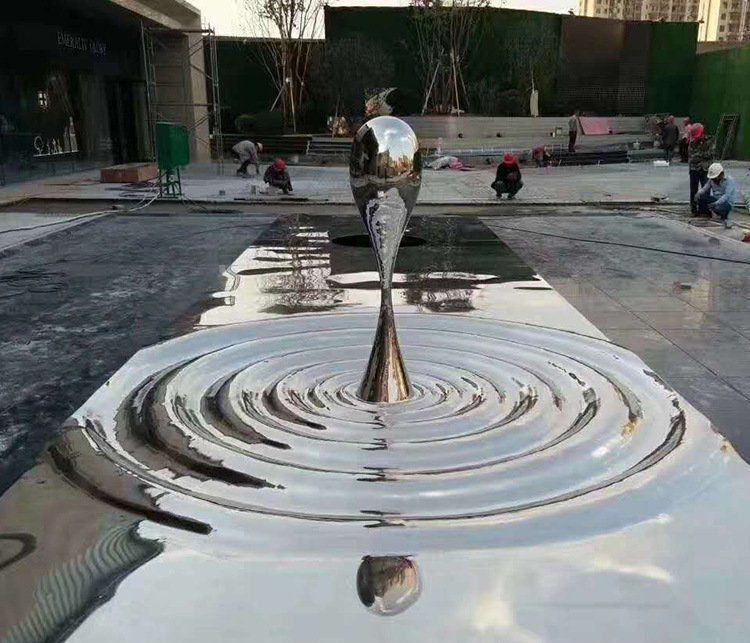 公园不锈钢镜面水滴波纹雕塑图片