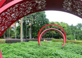 公园不锈钢手镯景观雕塑