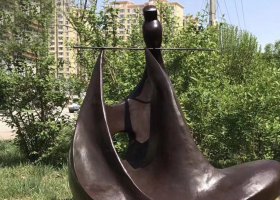 不锈钢吹笛子抽象人物雕塑