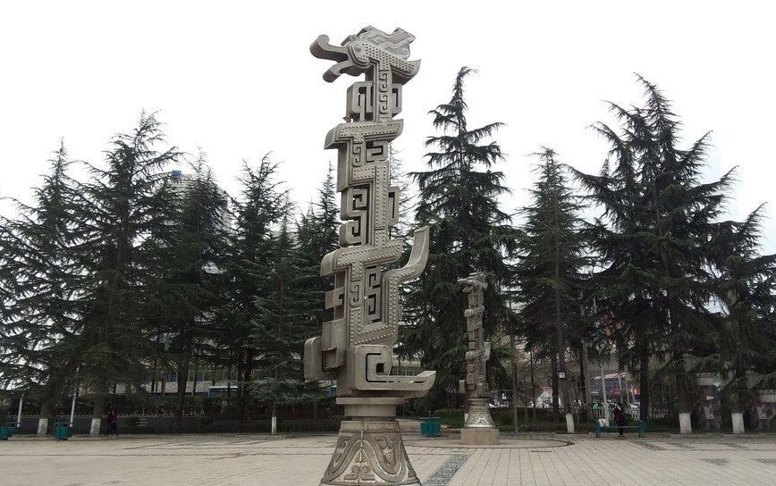 不锈钢龙柱广场景观雕塑图片