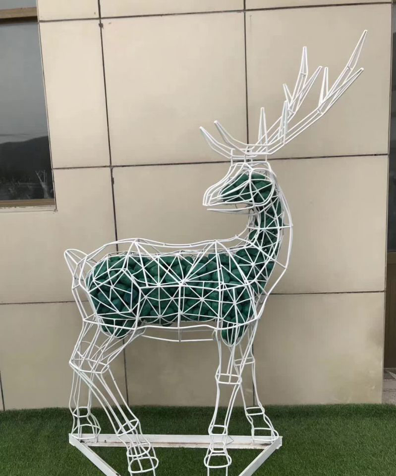 不锈钢镂空几何回头鹿雕塑图片