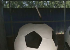 不锈钢学校足球雕塑